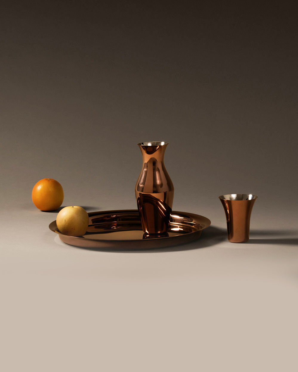 Kuru Kuru drinkbeker in koper als deel van een set met bijpassende karaf en dienblad.