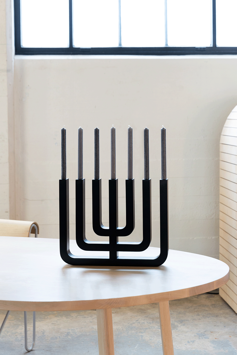 Alessi Menorah kandelaar in zwart, in gebruik met kaarsen