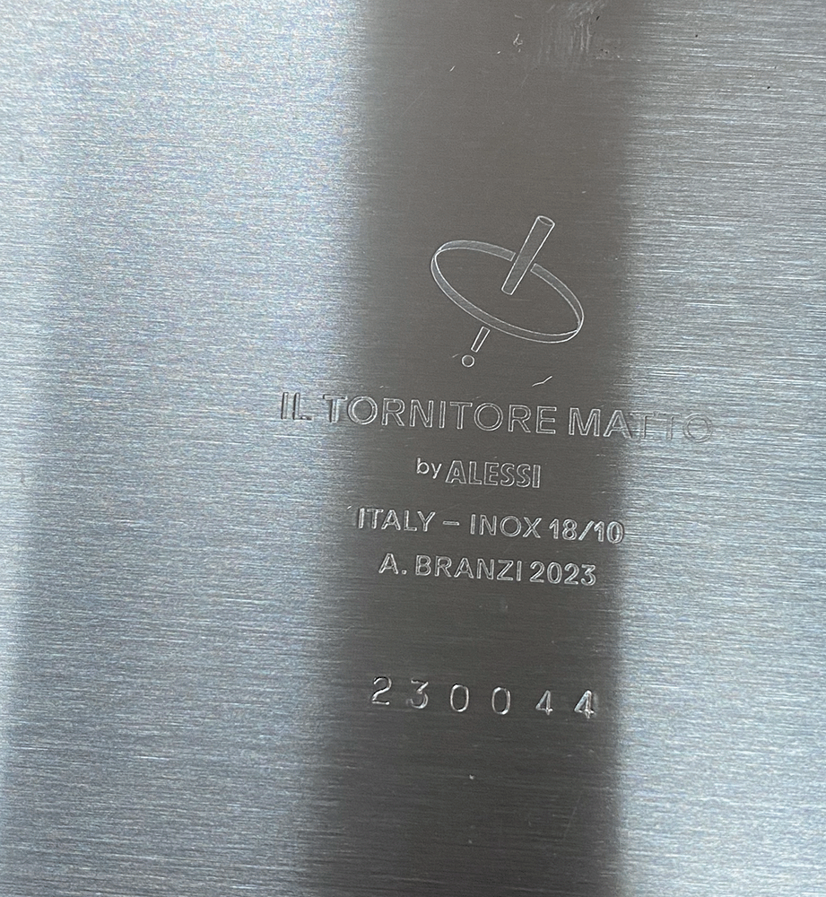 Detail van de gravure onderop de Alessi Tronchetto Nr.44 hoge vaas, met merk en signatuur