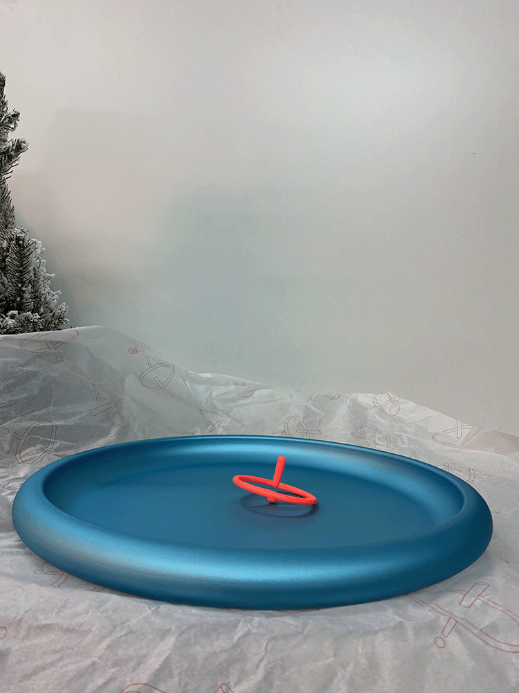 Discolo tray in blue with matching spinning top on it