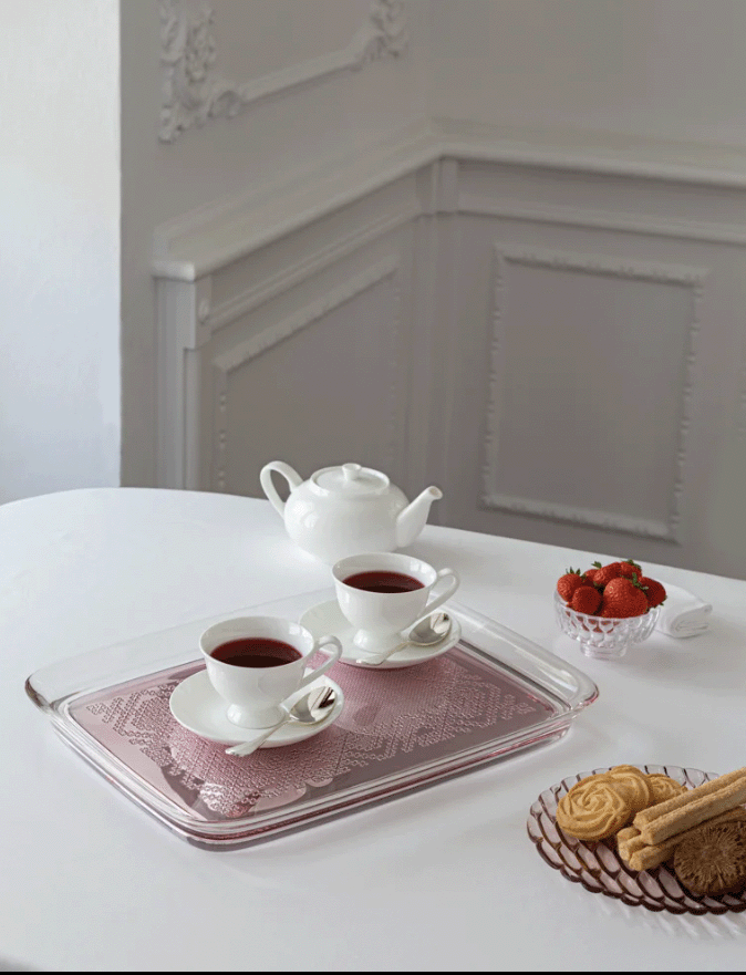 Kartell Teatime Rosa dienblad met gehaakt motiv in de bodem, met theepot en kopjes