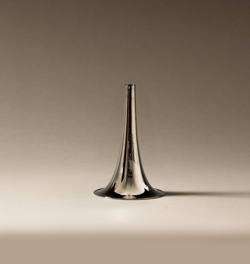 Alessi Trumpet vaas smal in zilver, zijaanzicht