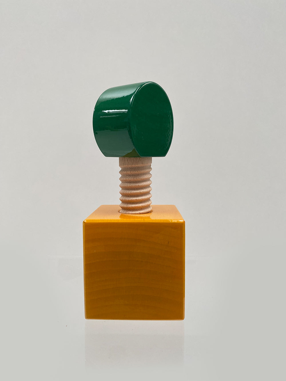 Detail van de bovenkant van de Alessi Twergi notenkraker in groen en geel