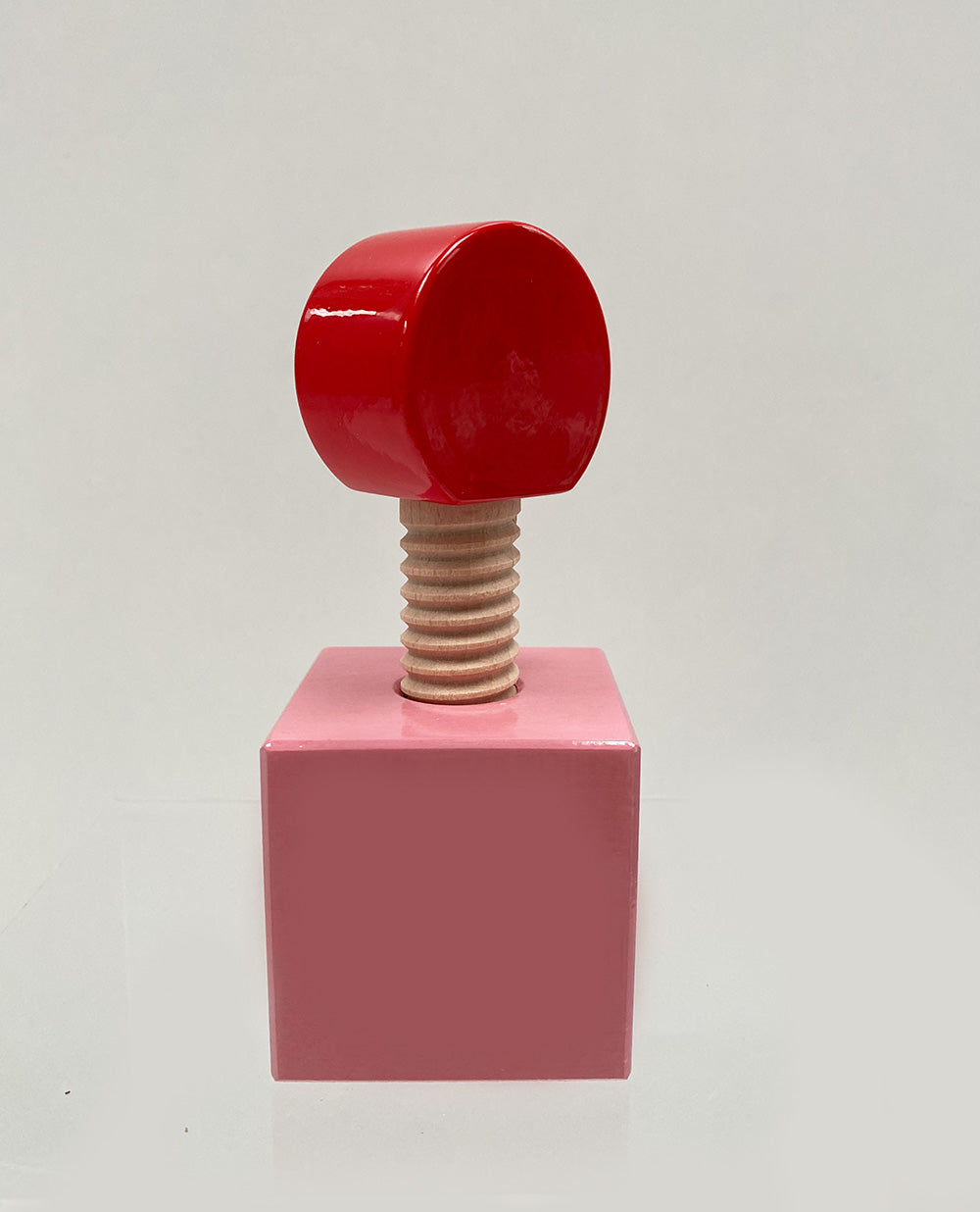 Achteraanzicht van de Alessi Twergi notenkraker in rood en roze