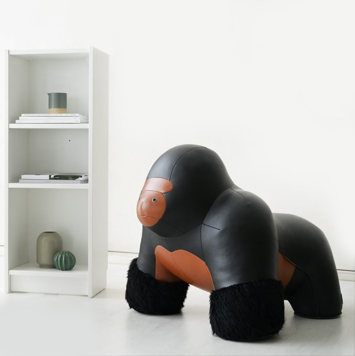 Zuny Gorilla Giant, zwart leer, schuin zijaanzicht in interieur