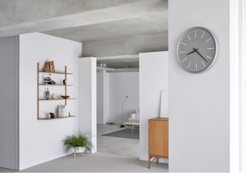 Lemnos Fluct wandklok in grijs eiken, in gebruik aan de wand