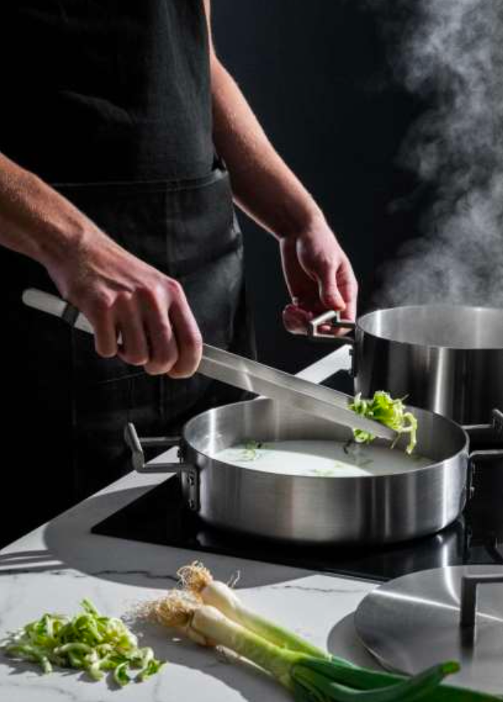 Tang uit de Convivio-serie in gebruik bij een pan