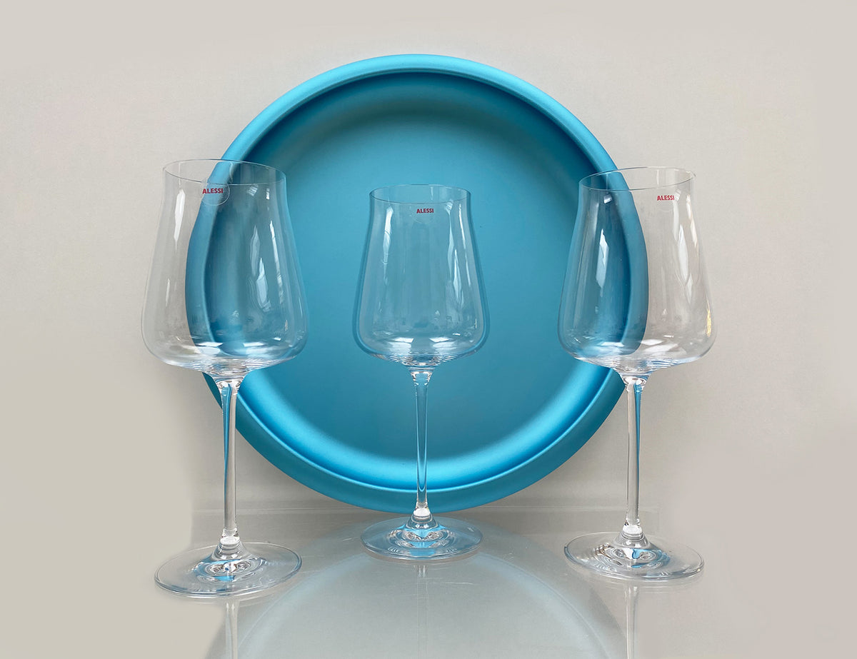 Drie Eugenia witte wijn glazen naast blauwe schaal van Alessi