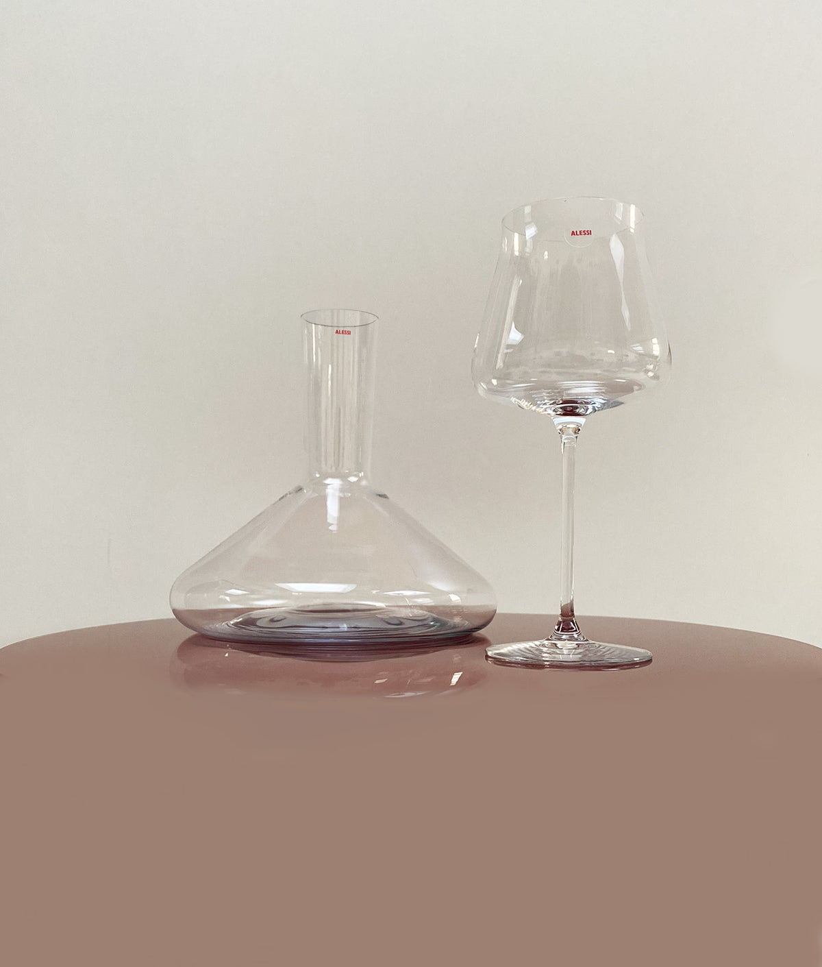 Eugenia karaf van glas naast bijpassend wijnglas uit de nieuwe servieslijn