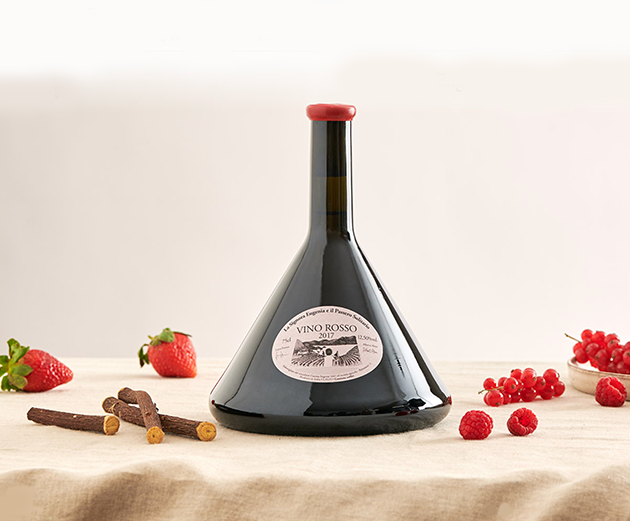 Karaf-vormige fles rode wijn met etiket, in de vorm van de Eugenia karaf