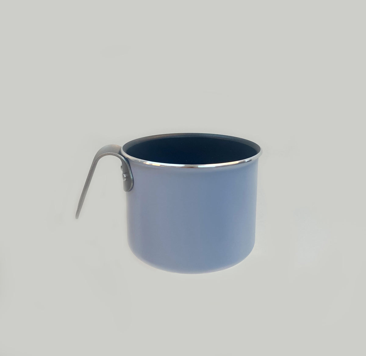 Alessi TAMA melk pan in lichtblauw, zijaanzicht met steel