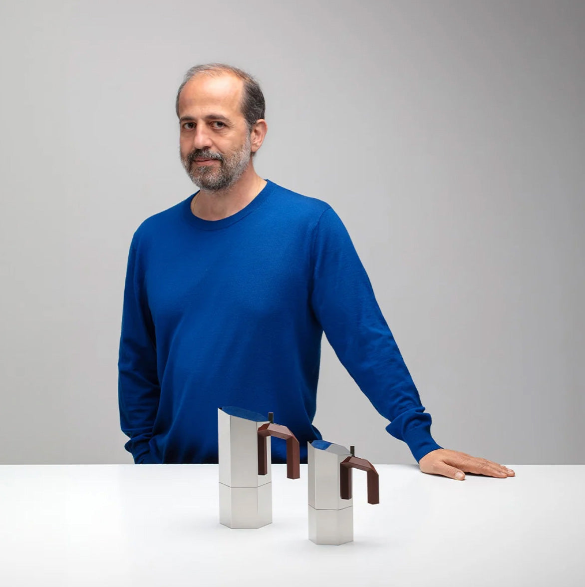 Ontwerper Michael Anastassiades met de Alessi Menhir koffiemaker in twee formaten.