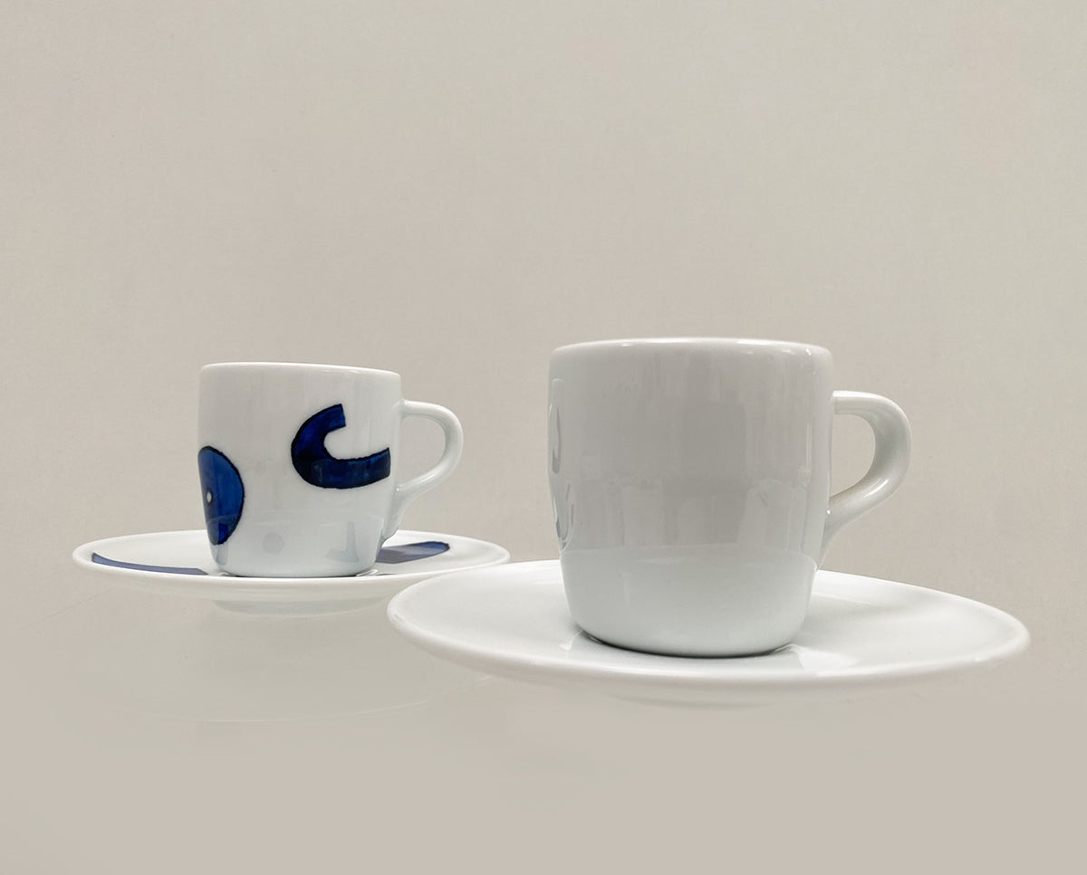 Espressokop Yunoki naast witte espressokop uit de Itsumo serie, elk met schotel