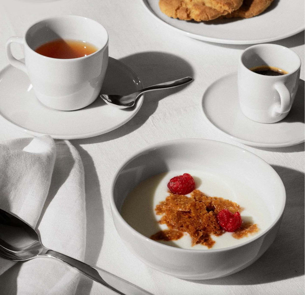 Itsumo kommetje wit, gevuld met dessert, in gebruik naast kopjes