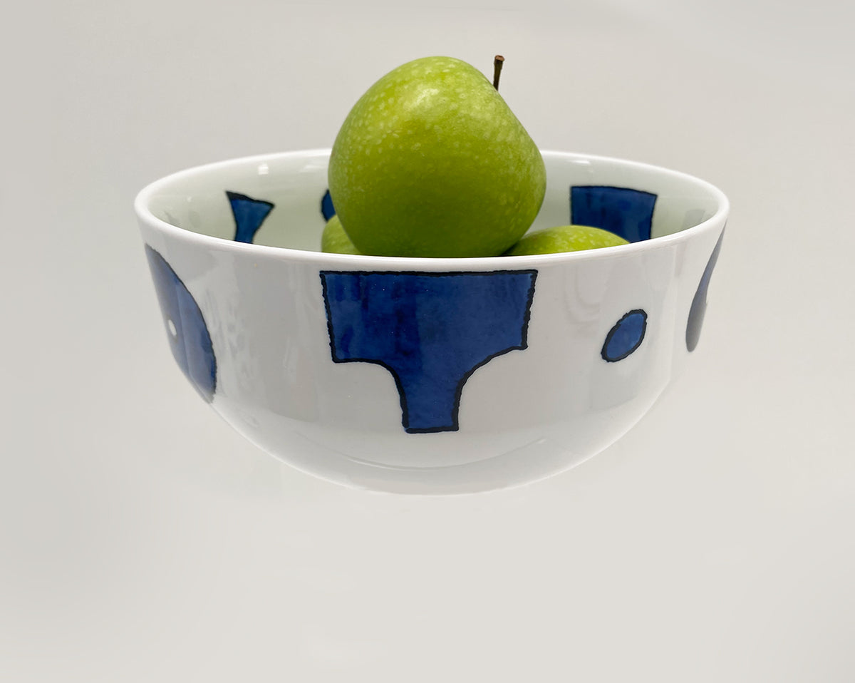 Kleine witte salade schaal uit de Itsumo serie, gevuld met appels