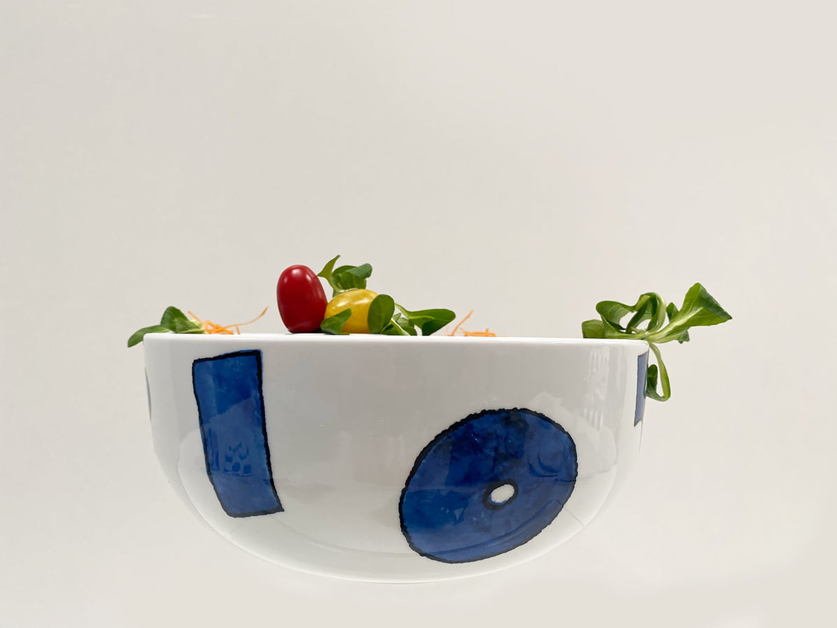 Alessi Itsumo grote salade schaal Yunoki, wit met blauw, gevuld met salade