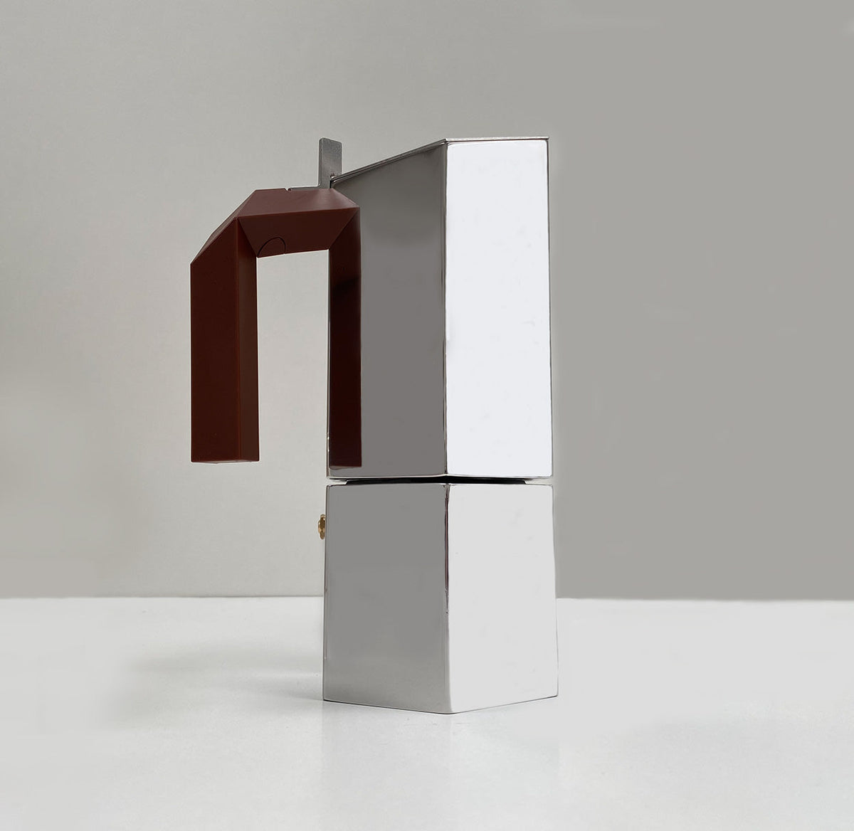 Alessi Menhir 6-kops koffiemaker, zijaanzicht, rvs met bordeauxrood handvat