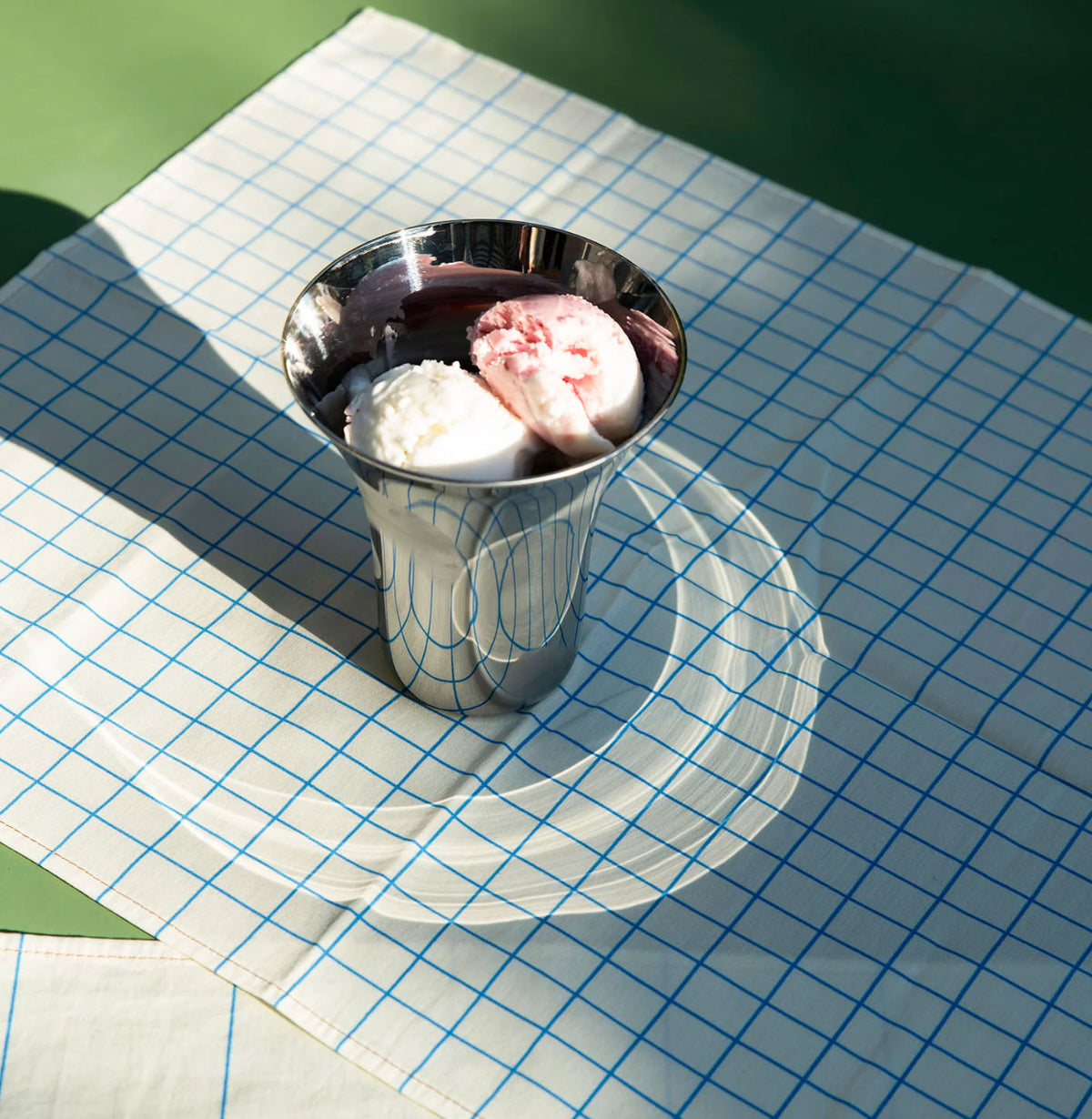 Kuru Kuru drinkbeker gevuld met ijs, detail van het gedraaide oppervlak