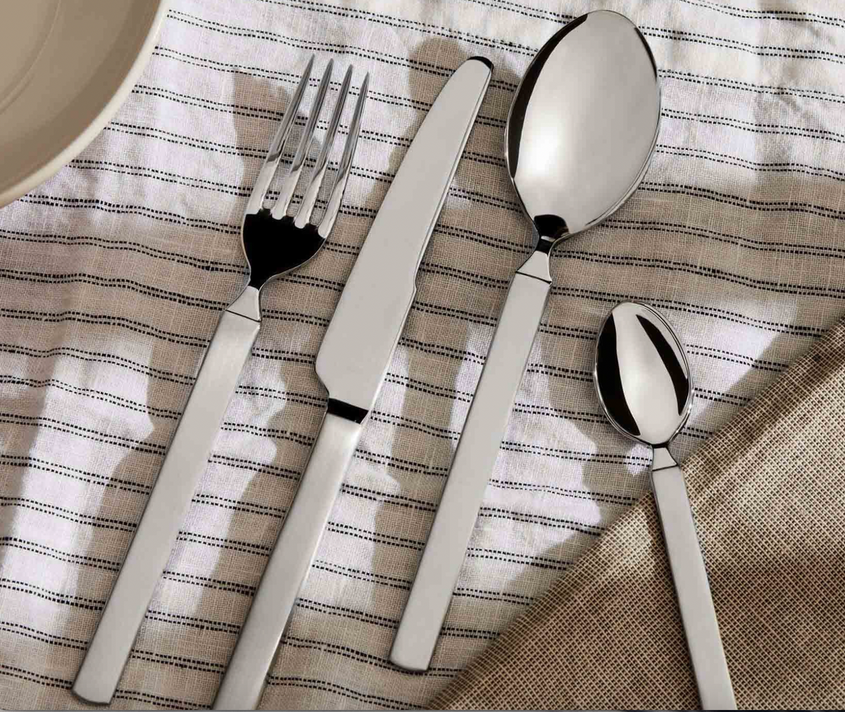 Alessi Dry, tafelvork, -mes en twee lepels naast elkaar