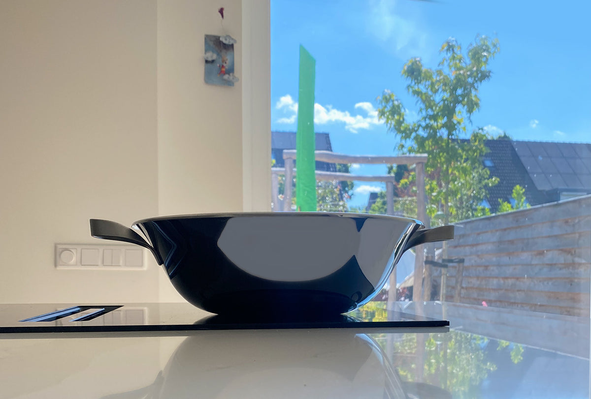 Wok EDO van Alessi, zonder deksel, in gebruik op inductiekookplaat