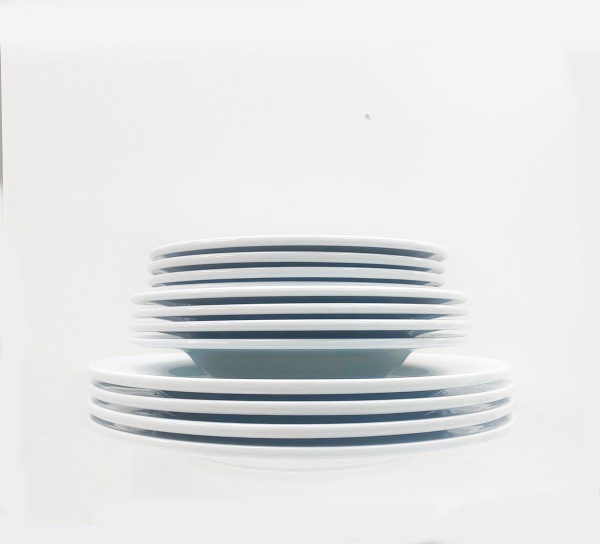 PlateBowlCup borden, wit servies gestapeld in drie maten