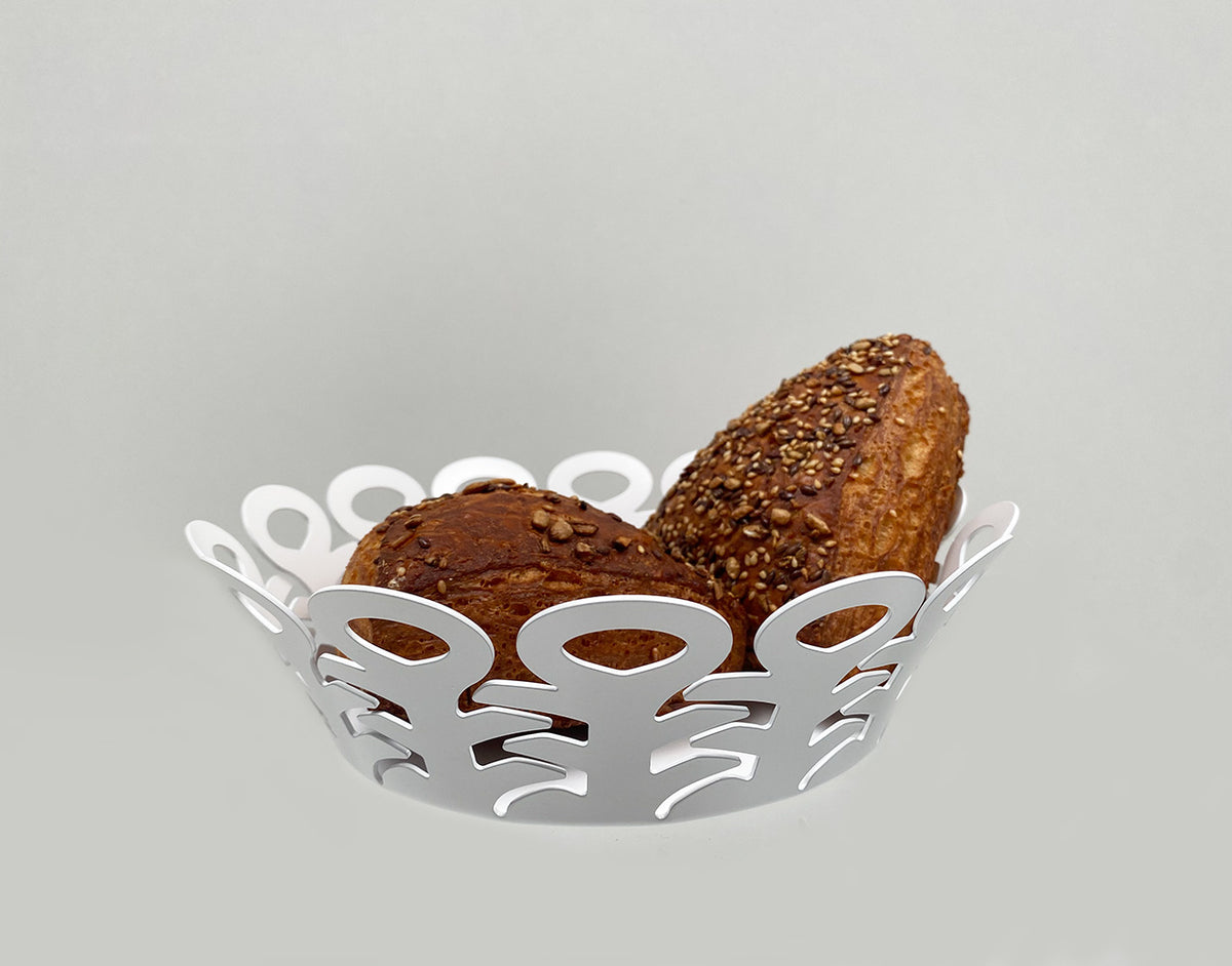 Alessi Vimini mand, klein en wit, gevuld met broodjes