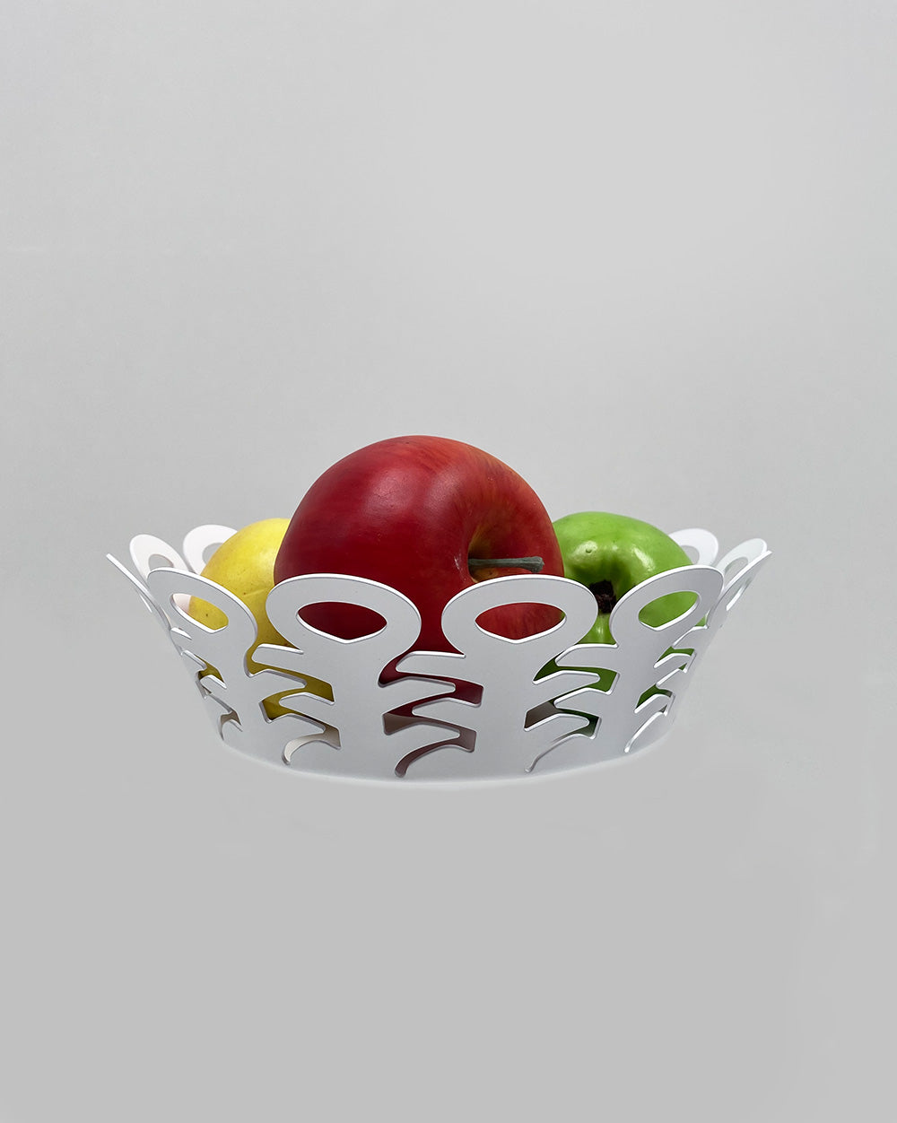 Alessi Vimini mand, klein en wit, gevuld met fruit