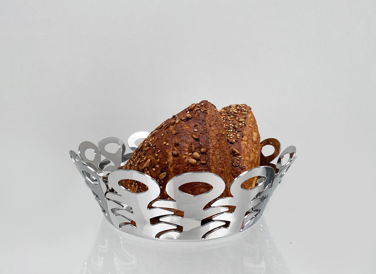 Alessi Vimini klein mand in gevlochten patroon van roestvrij staal, met brood