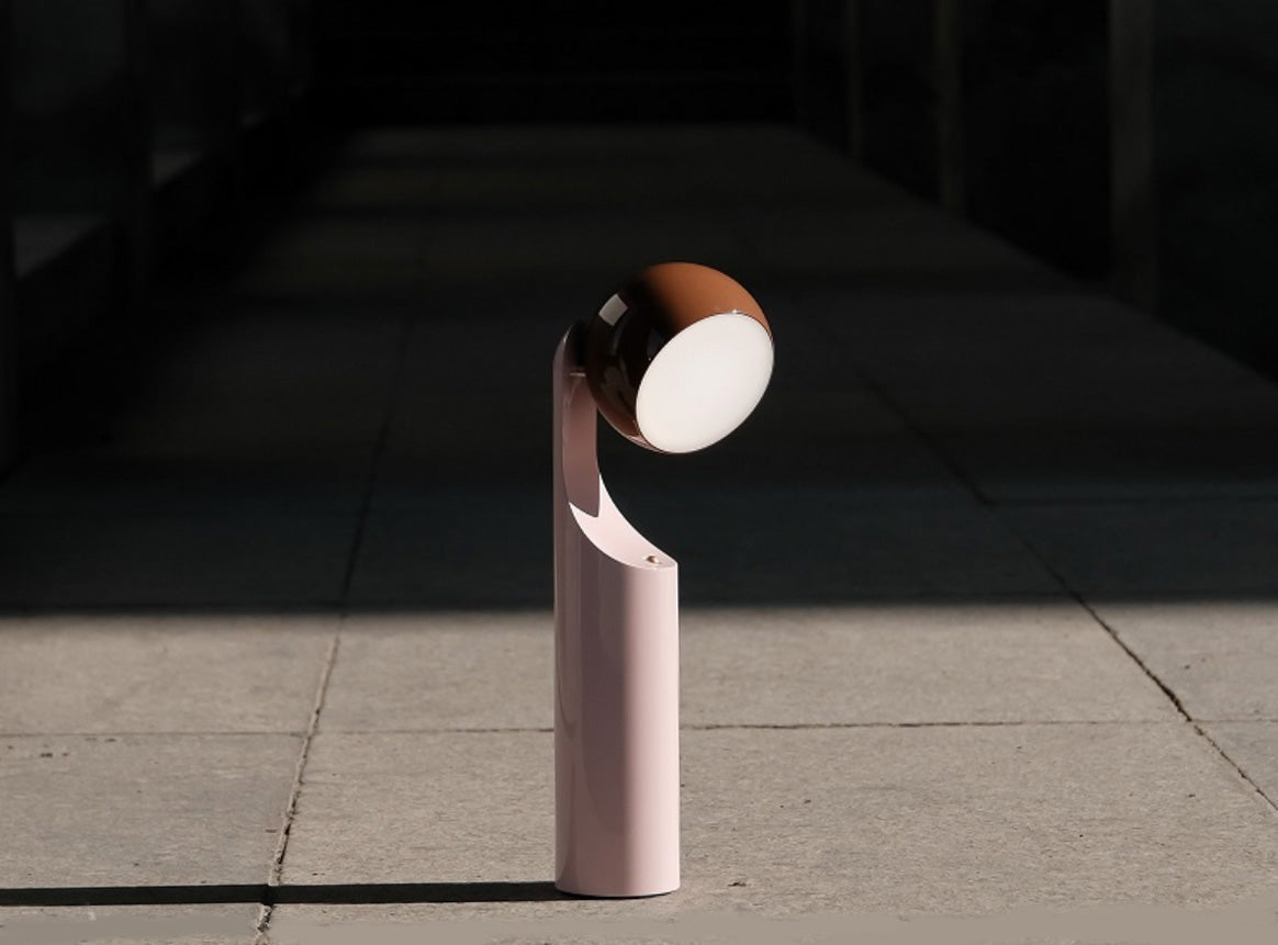 Alessi mooie leeslamp van Notion Studio, kop in nutshell-brown, dimbaar en draaibaar.