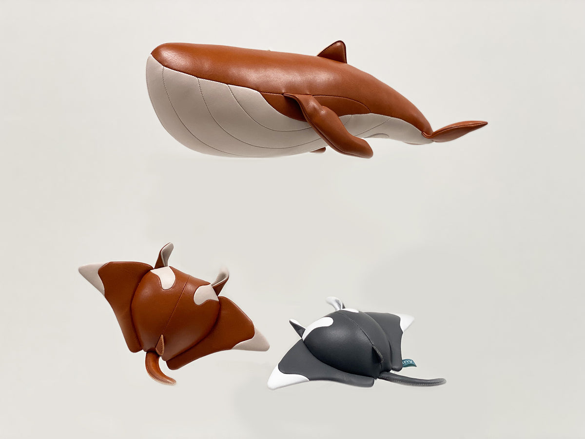 Zuny Manta Mito naast andere kunstleder dierfiguren in bruin en grijs