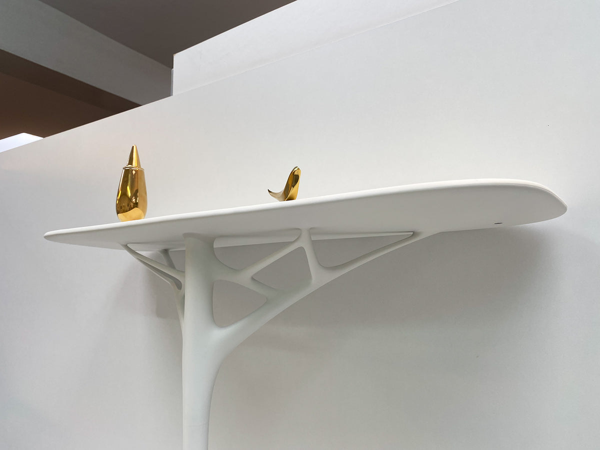 Detail van het vertakte onderstel van de witte A.I. Console wandtafel van Kartell.