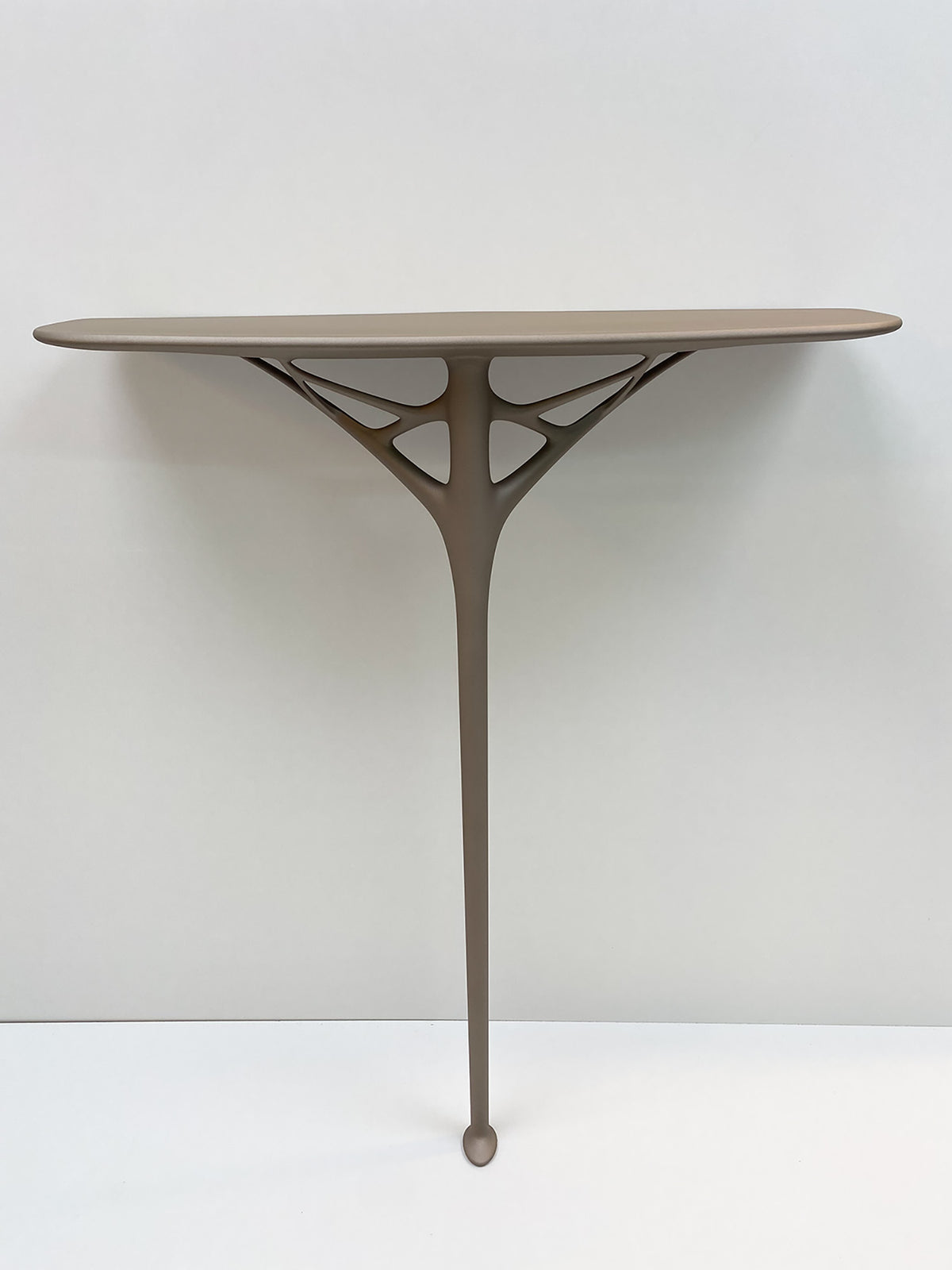 Kartell A.I. Console, grijze wandtafel met vertakte poot, frontaal