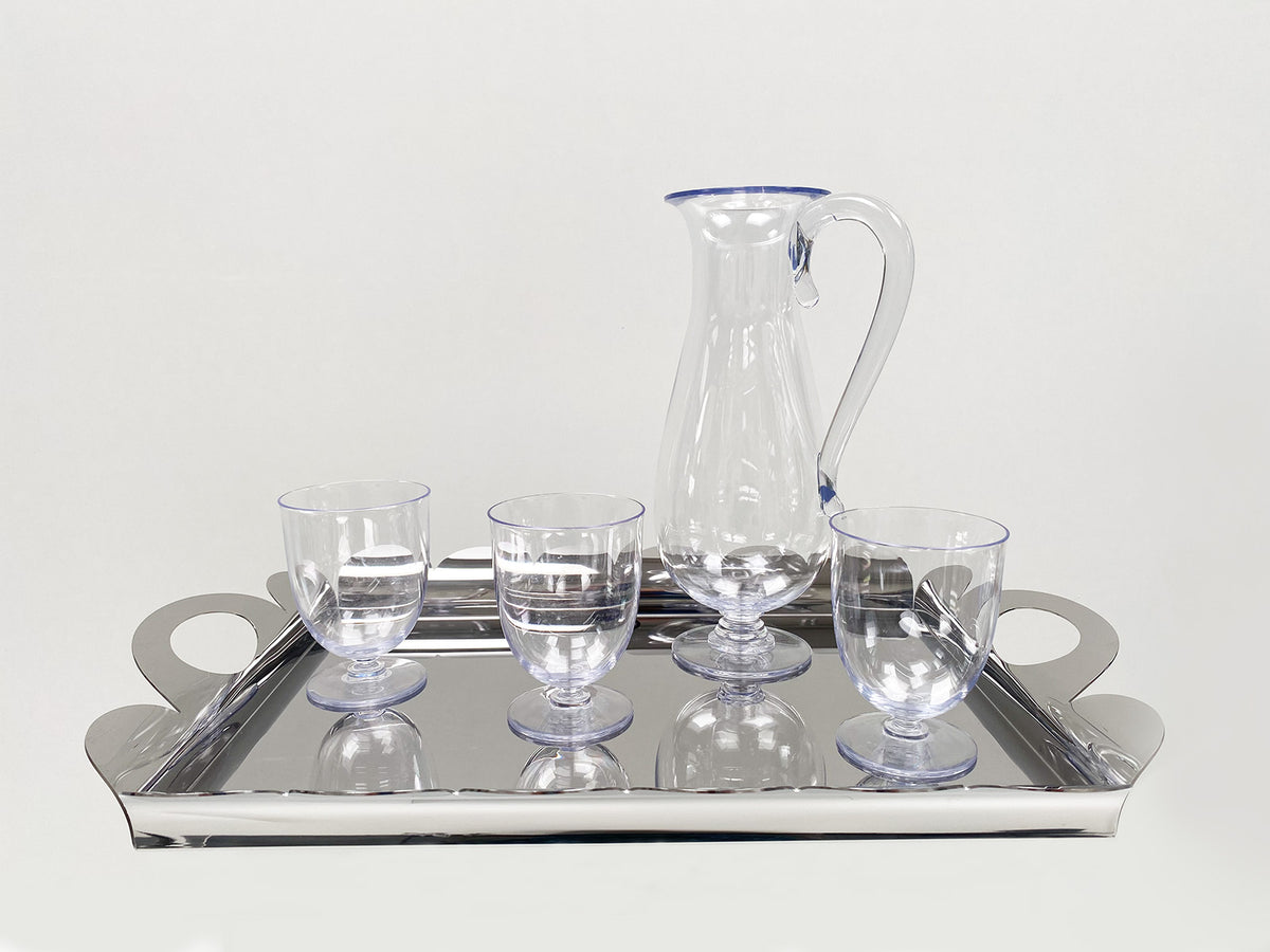 Alessi Recinto dienblad groot met karaf en glazen erop geplaatst