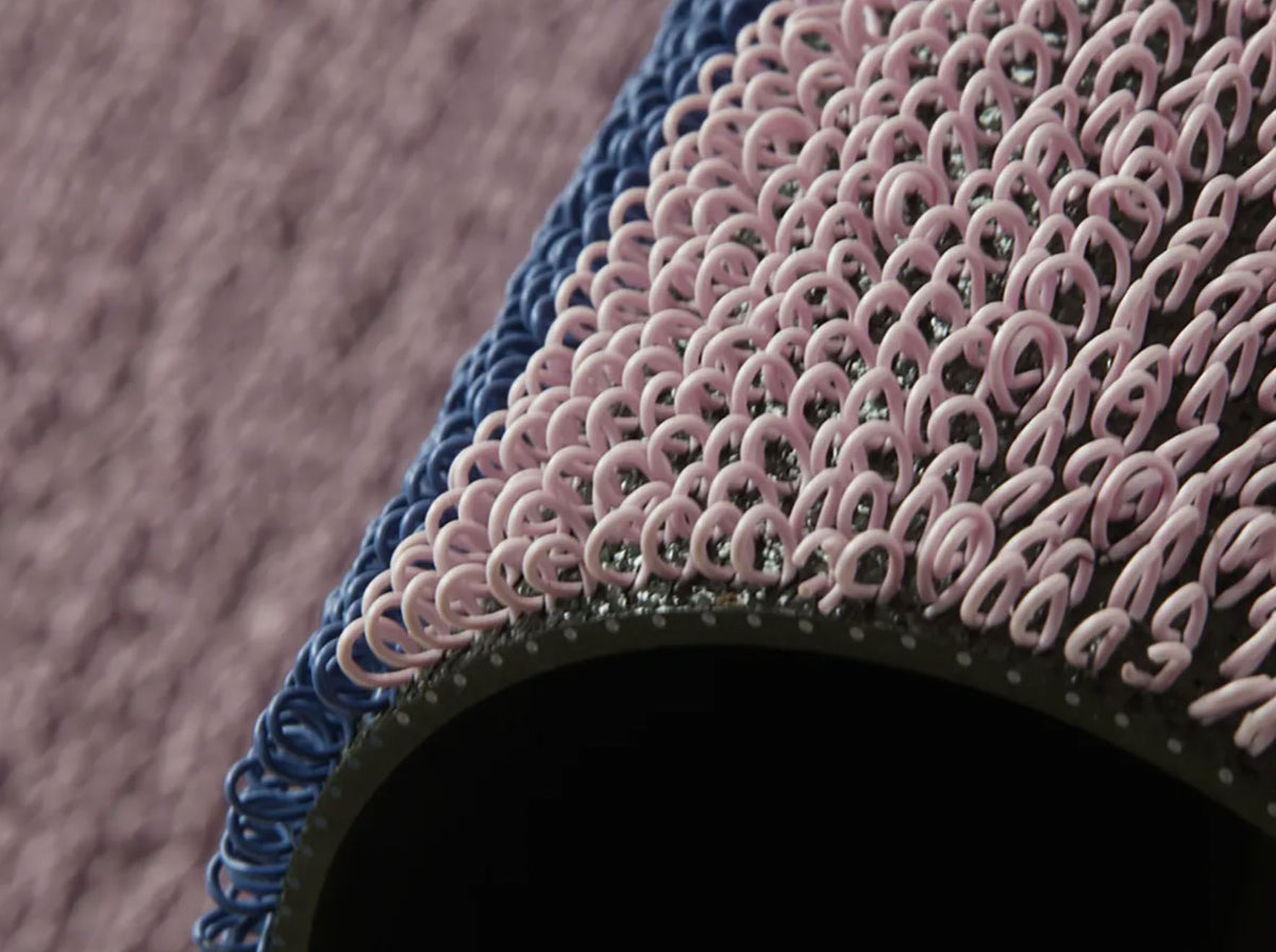 Detail van het getufte garen en de rand van de deurmat Duo Stripe Berry