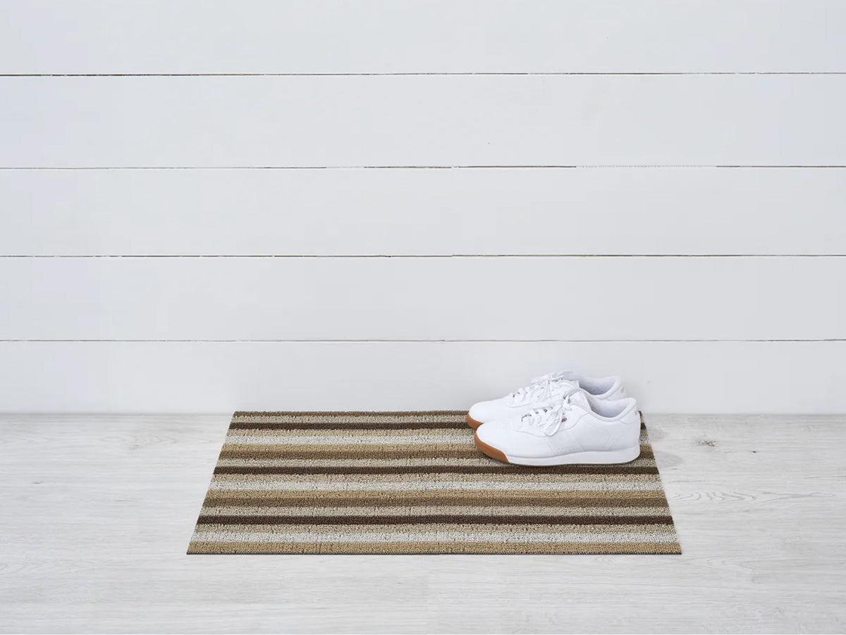 Chilewich deurmat Even Stripe Mocha van Sandy Chilewich, gestreept, 46 x 71 cm