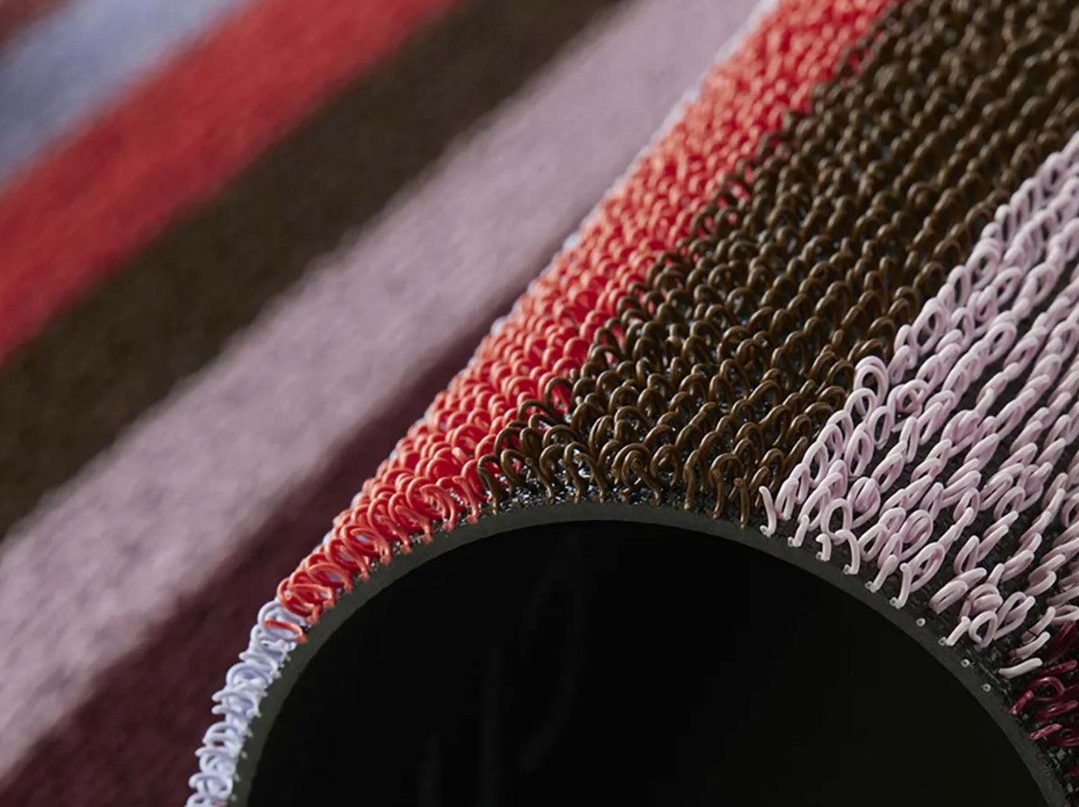 Detail van het getufte garen van de Chilewich deurmat Even Stripe Berry