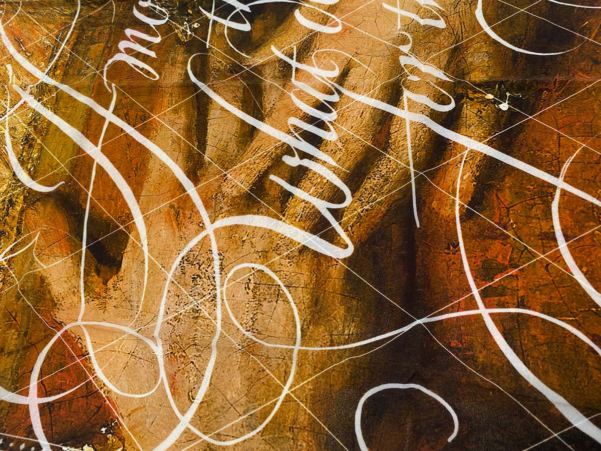 Detail van het geschilderde motief met witte calligrafie op de sjaal