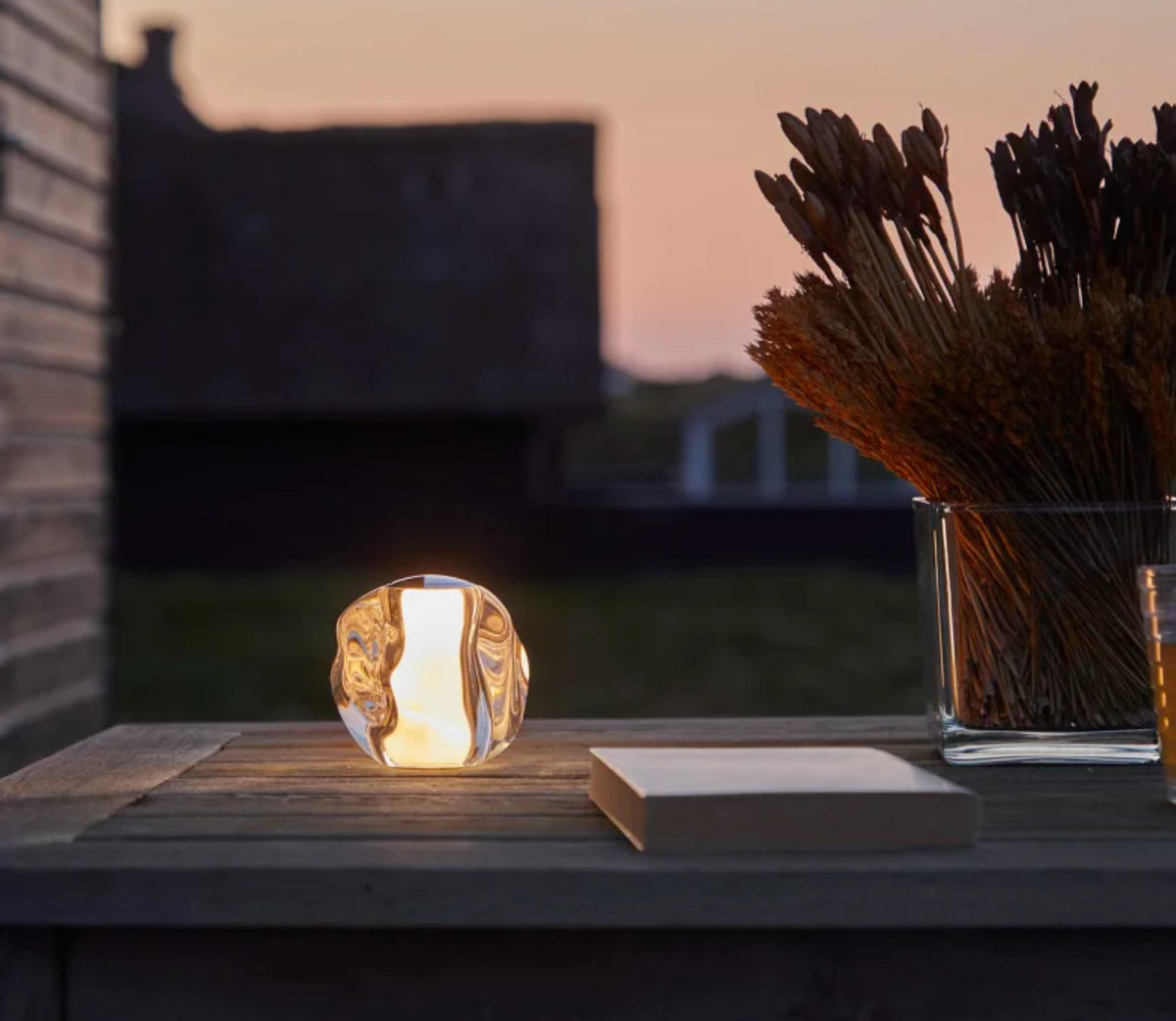 Loom Ice Ball lichtobject in helder glas, brandend, zijaanzicht