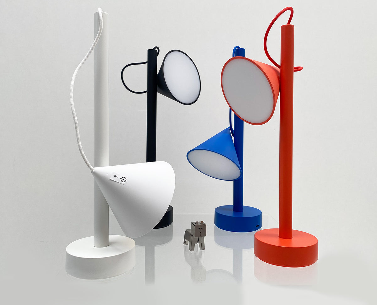 Tsumiki tafellamp van Alessi in wit, zwart, blauw en rood naast elkaar