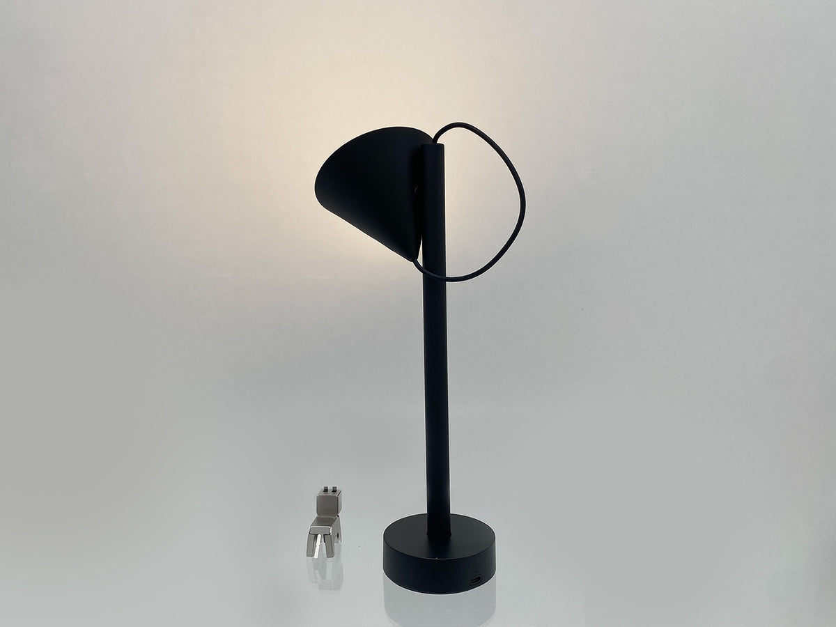 Tsumiki tafellamp van Alessi in zwart, brandend licht, staaf en voet
