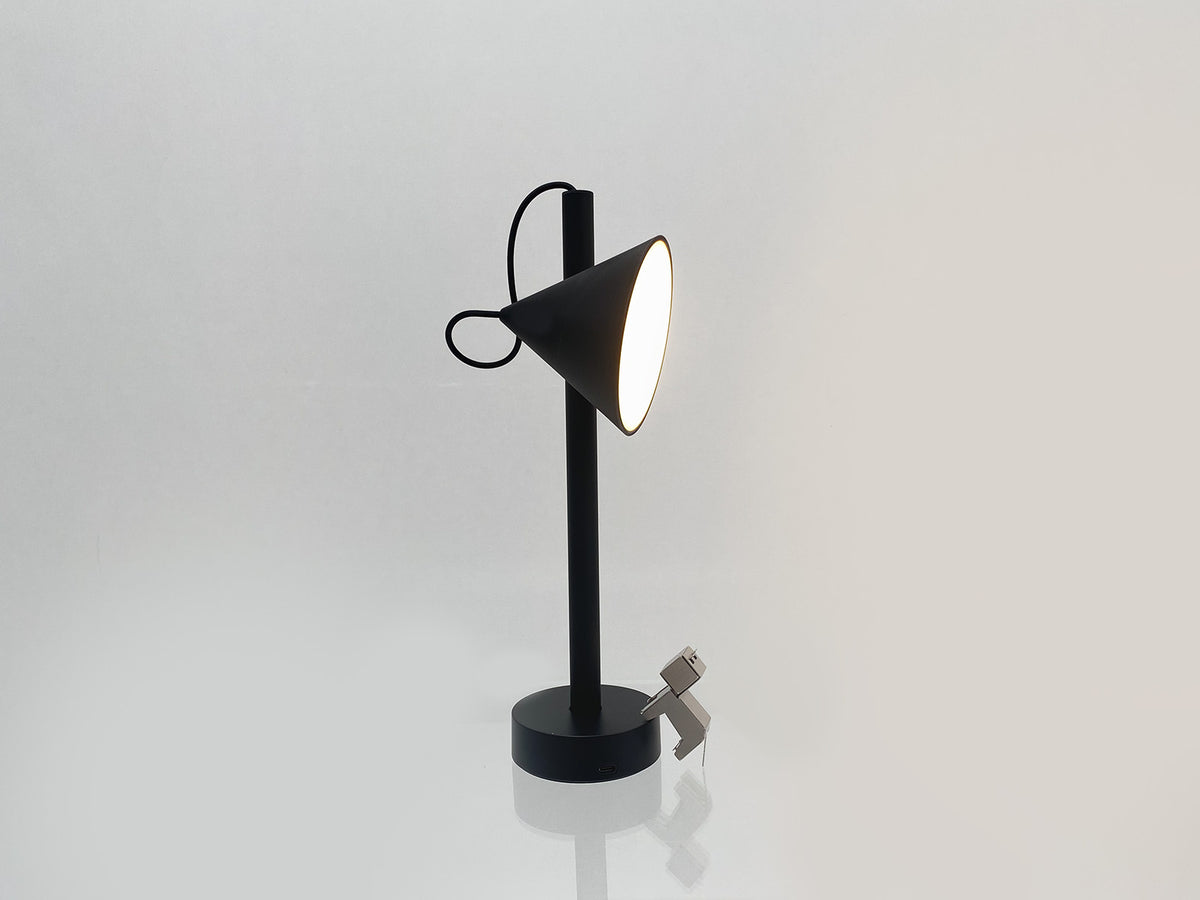 Tsumiki tafellamp van Alessi, ontwerp Medum, zwart met losse staaf en voet