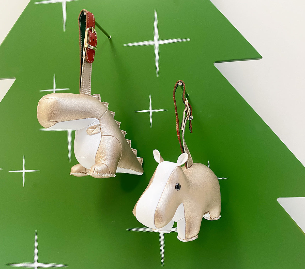 Zuny Mini-Hippo kerstjanger naast Dino Bobo op groene achtergrond
