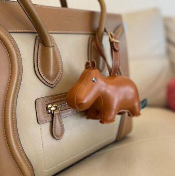Mini-Hippo tas-accessoire bevestigd aan hengsel van een tas