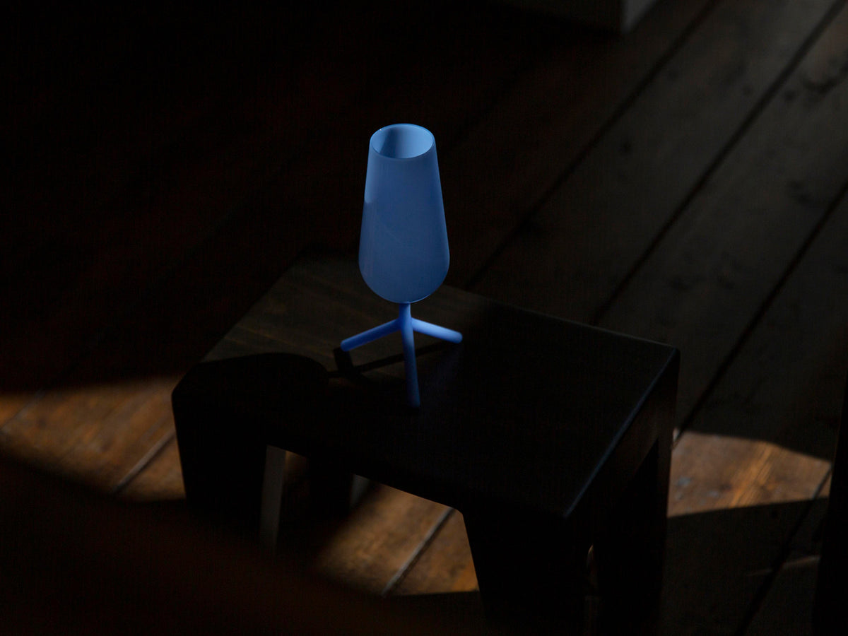 Kleine vaas in lavendelblauw glas op driepootvoet, zijaanzicht