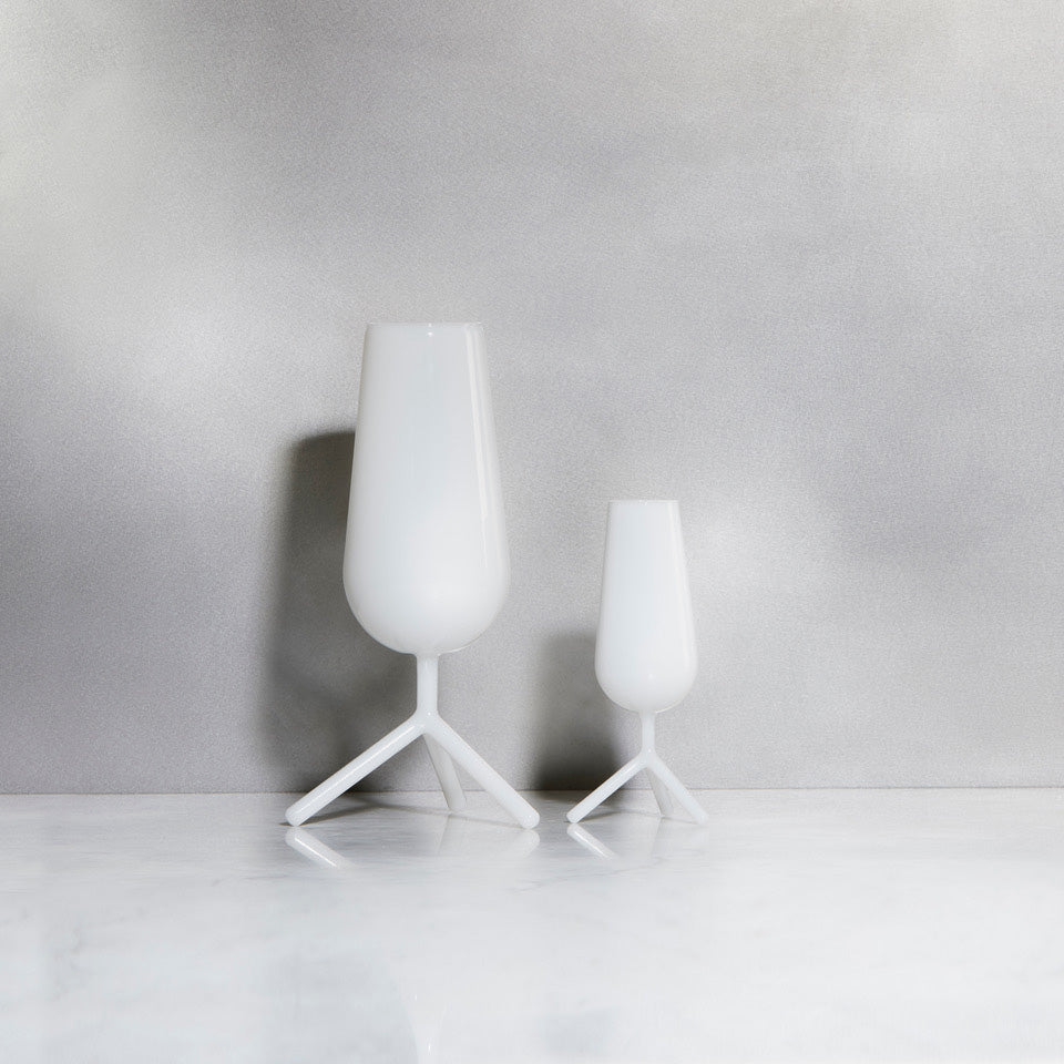 Speciale vaas in twee hoogtes naast elkaar, melkwit glas, driepotige voet