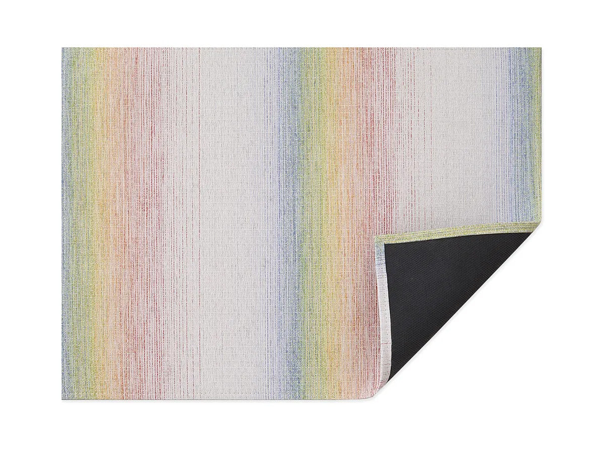 Chilewich Rainbow Ombré vloermat, speciale editie van Sandy Chilewich, hoek omgeslagen toont zwarte achterkant