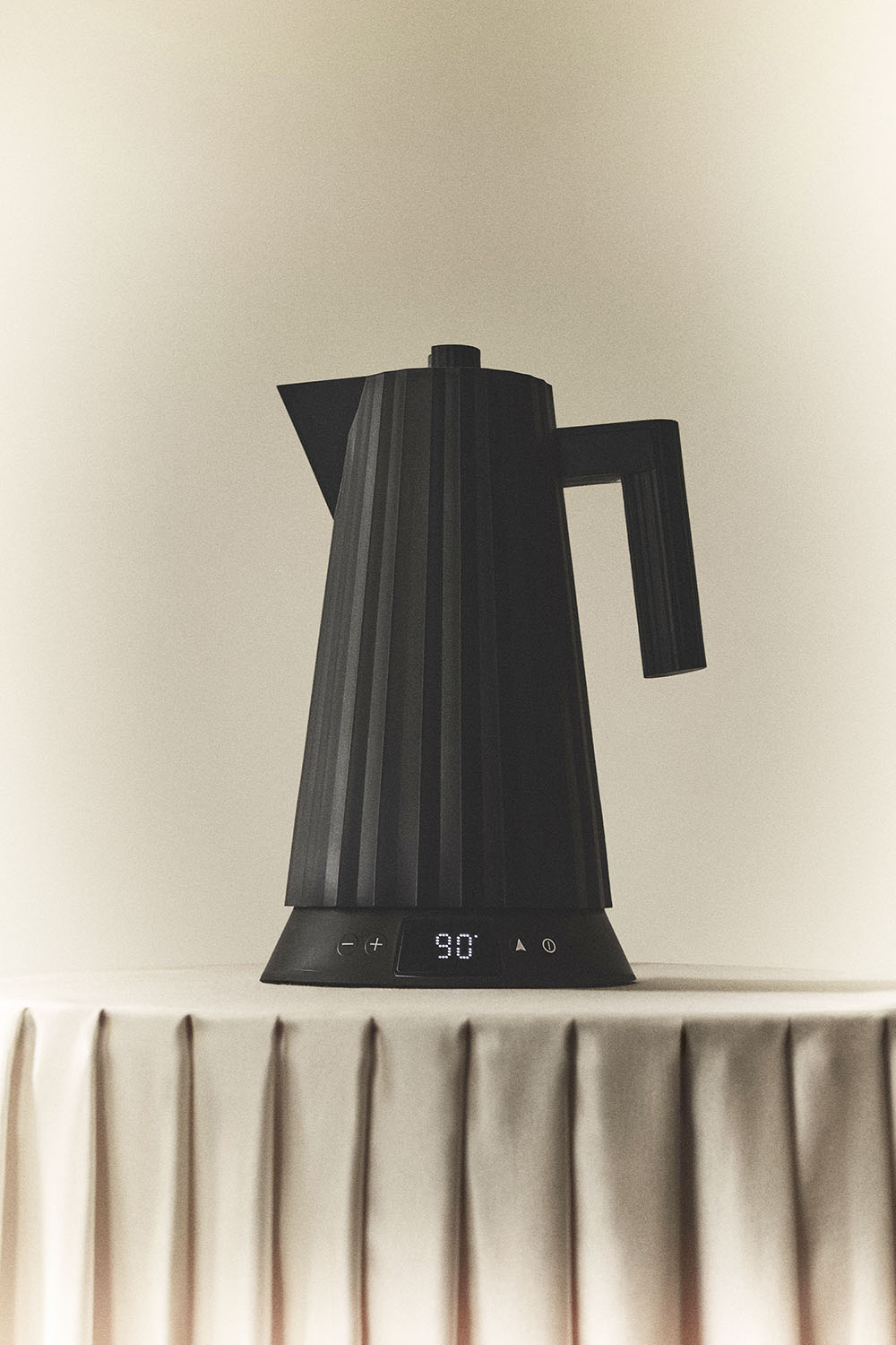Zwarte plissé waterkoker met display ingesteld op 90 graden voor koffie of thee