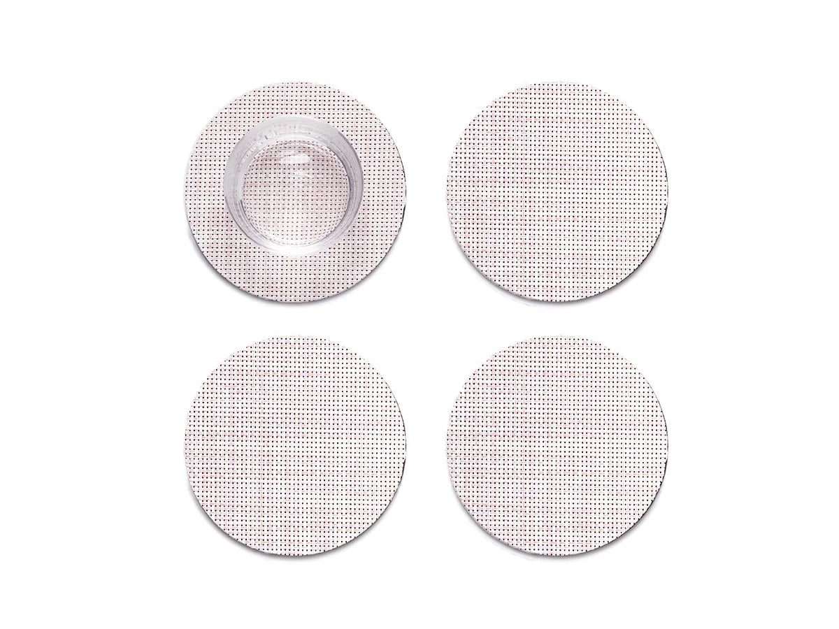 Onderzetters in blush, één schuin gekanteld met zicht op de vilten onderkant.