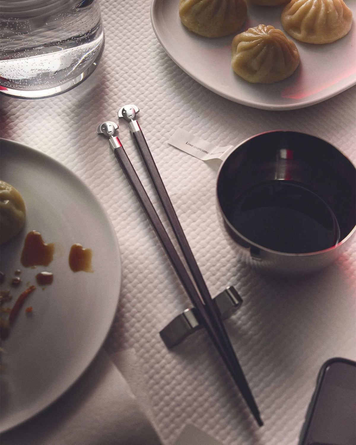 Alessi Chopsticks Anna eetstokjes in gebruik, met bijpassende vis-houder