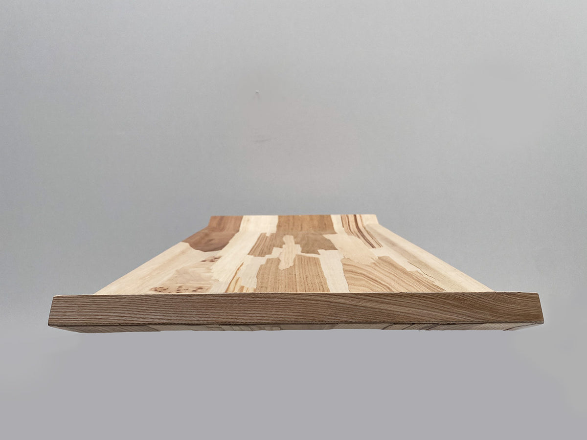 Re-Veneer dienblad van Alessi in licht hout, kopse kant met zichtbaar reliëf
